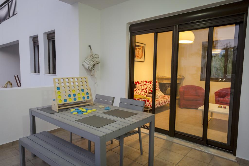 The Corner House At Gennadi Court Villa ภายนอก รูปภาพ